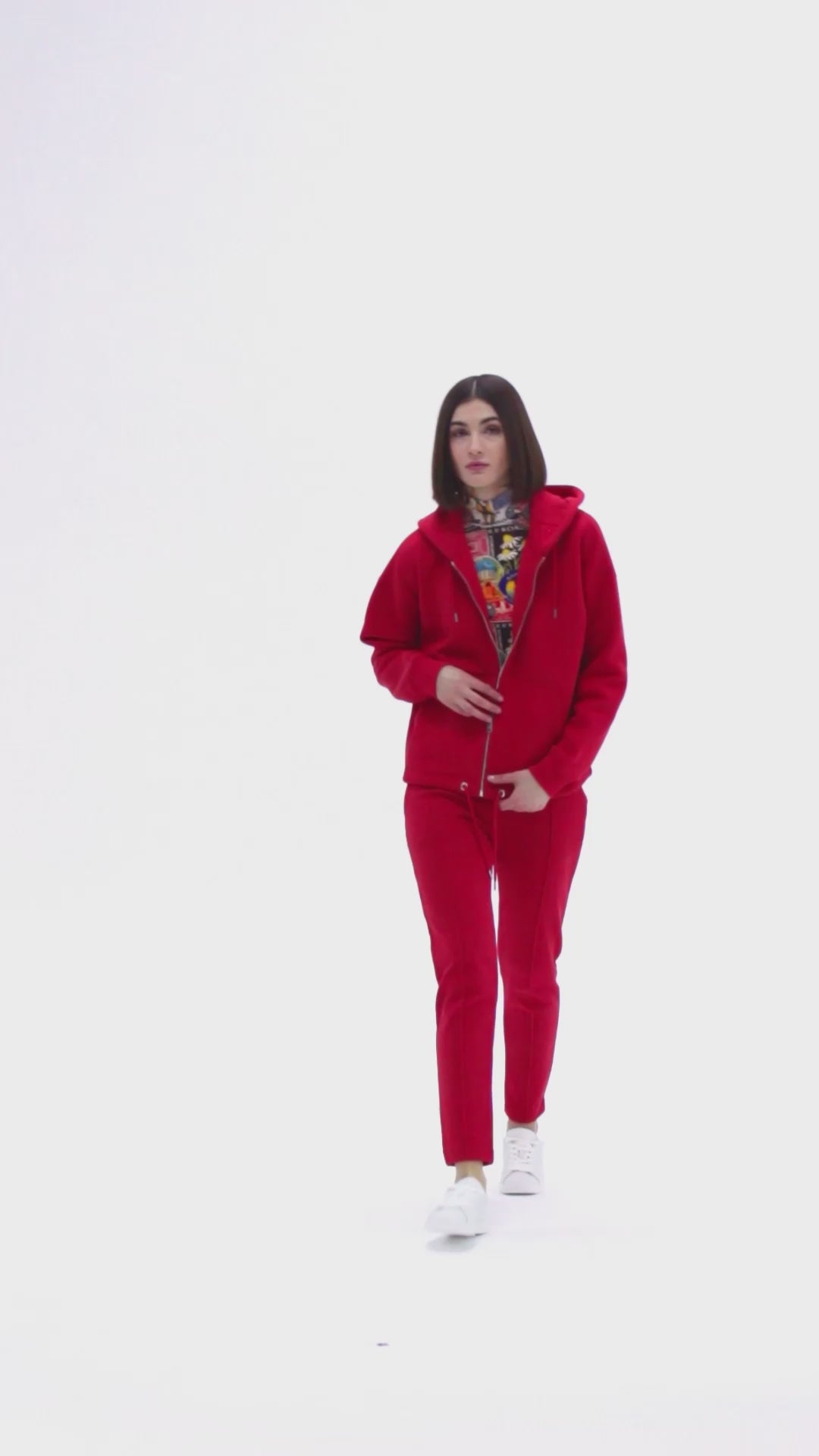 Videoyu Galeri görüntüleyiciye yükleyin ve oynatın, Kırmızı Fermuarlı Sweatshirt
